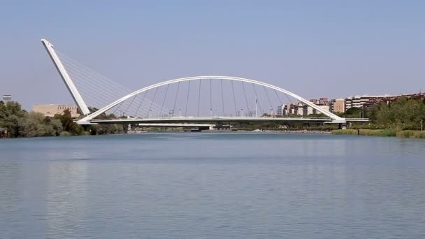 Sobre el río Guadalquivir, Sevilla, Andalucía, sur de España — Vídeos de Stock