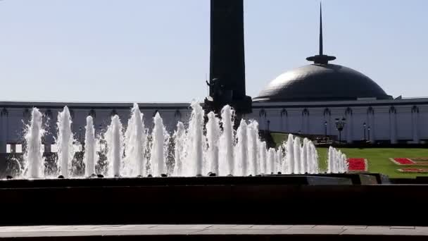 Monumento a la guerra en Victory Park en Poklonnaya Hill, Moscú, Rusia. El complejo conmemorativo construido en memoria de aquellos que murieron durante la Gran Guerra Patriótica — Vídeo de stock