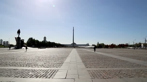 Savaş Anıtı zafer Park Poklonnaya Hill, Moskova, Rusya Federasyonu. Büyük Vatanseverlik Savaşı sırasında ölenler anısına inşa memorial kompleksi — Stok video