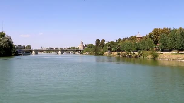 托德尔奥罗或在瓜达尔基维尔河，塞维利亚，安达卢西亚，西班牙南部的塔金 (13 世纪) — 图库视频影像