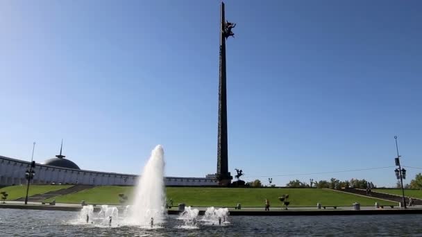 Monumen perang di Taman Kemenangan di Bukit Poklonnaya, Moskwa, Rusia. Kompleks memorial ini dibangun untuk mengenang mereka yang meninggal selama Perang Patriotik Besar — Stok Video