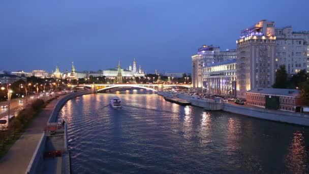 Νυχτερινή άποψη του ποταμού Μόσχοβα, η μεγάλη πέτρινη γέφυρα και του Κρεμλίνου, Μόσχα, Ρωσία — Αρχείο Βίντεο
