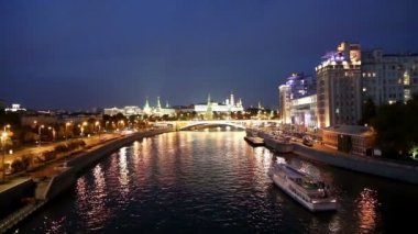Gece görünümü Moskova Nehri, büyük taş köprü ve Kremlin, Moskova, Rusya Federasyonu