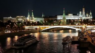 Gece görünümü Moskova Nehri, büyük taş köprü ve Kremlin, Moskova, Rusya Federasyonu