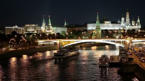 Gece görünümü Moskova Nehri, büyük taş köprü ve Kremlin, Moskova, Rusya Federasyonu — Stok video