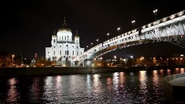 Christus de Verlosser-Kathedraal en Patriarsji Bridge (nacht weergave), Moskou, Rusland — Stockvideo