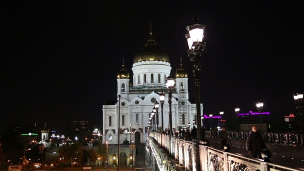 Kristus Spasitel katedrála a Patriaršij most (noční pohled), Moskva, Rusko — Stock video