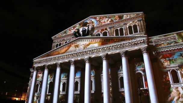 Stora (Bolshoy) theatre på natten upplyst för internationella festival cirkel av ljus på 13 oktober 2014 i Moskva, Ryssland — Stockvideo