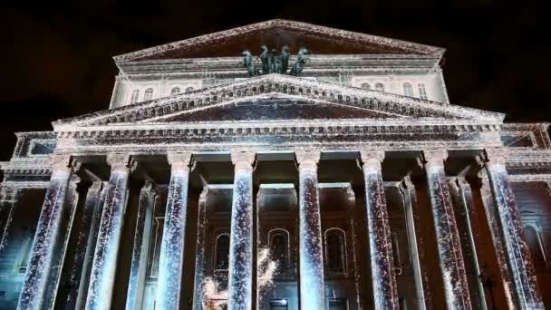 Grande teatro (Bolshoy) di notte illuminato per il festival internazionale Cerchio di luce il 13 ottobre 2014 a Mosca, Russia — Video Stock