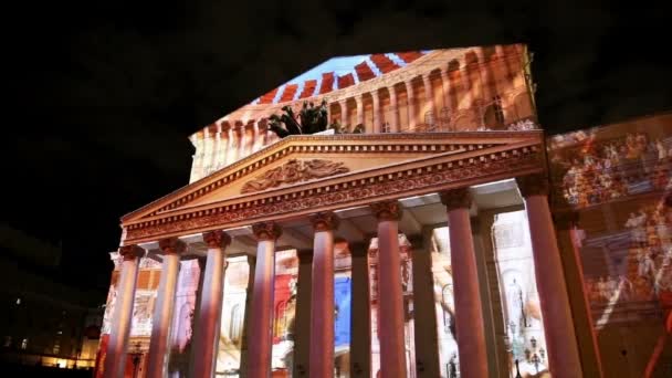 Gran teatro (Bolshoy) por la noche iluminado para el festival internacional Círculo de luz el 13 de octubre de 2014 en Moscú, Rusia — Vídeos de Stock