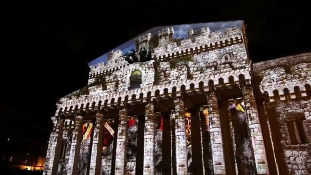 Grande teatro (Bolshoy) di notte illuminato per il festival internazionale Cerchio di luce il 13 ottobre 2014 a Mosca, Russia — Video Stock