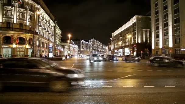 Trafik av bilar i Moskva city center (tverskaya street nära Kreml), Ryssland — Stockvideo