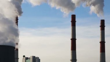 Santral yanan kömür yığında duman