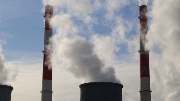 Röka stackar vid koleldning kraftverk — Stockvideo