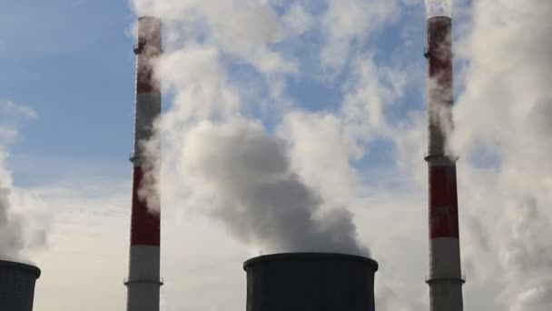 Pilas de humo en la central eléctrica de carbón — Vídeos de Stock