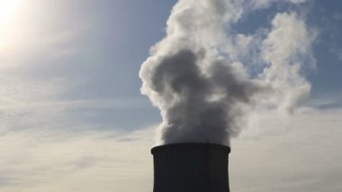 Santral yanan kömür yığında duman