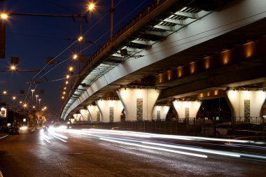 trafik otoyol (gece) büyük şehir, Moskova, Rusya