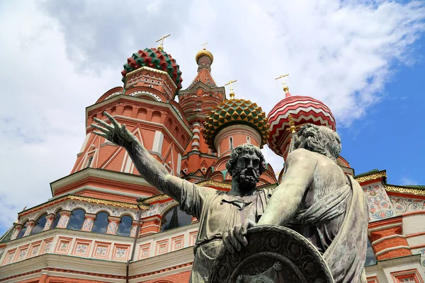 Rode plein, kathedraal van voorspraak van meest heilige Theotokos op de gracht (tempel van Basilius de gezegende), Moskou, Rusland, Minin en Pojarsky monument (opgericht in 1818) — Stockfoto