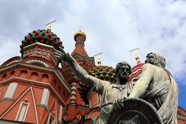 Moskou, Rusland, red square, kathedraal van voorspraak van meest heilige theotokos op de gracht (tempel van de gezegend basil) — Stockfoto