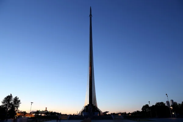 Conquerors of Space Monument (Night view) in the park outdoors of Cosmonautics museum, near VDNK exhibition center, Moscow, Russia — Stock Photo, Image