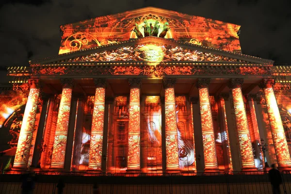 Grande teatro (Bolshoy) di notte illuminato per il festival internazionale Cerchio di luce il 13 ottobre 2014 a Mosca, Russia — Foto Stock