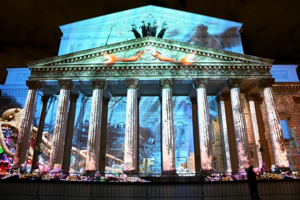 Grande teatro (Bolshoy) di notte illuminato per il festival internazionale Cerchio di luce il 13 ottobre 2014 a Mosca, Russia — Foto Stock