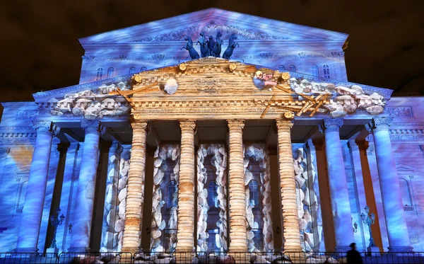 Gran teatro (Bolshoy) por la noche iluminado para el festival internacional Círculo de luz el 13 de octubre de 2014 en Moscú, Rusia — Foto de Stock