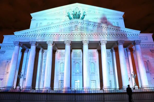 Stora (Bolshoy) theatre på natten upplyst för internationella festival cirkel av ljus på 13 oktober 2014 i Moskva, Ryssland — Stockfoto