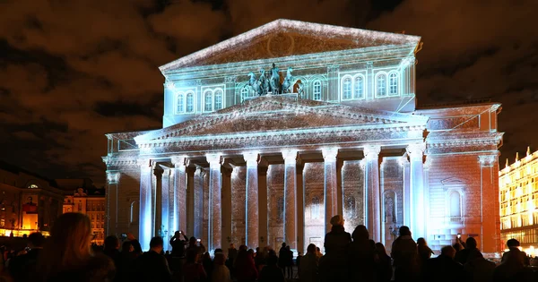 Grande teatro (Bolshoy) di notte illuminato per il festival internazionale Cerchio di luce il 13 ottobre 2014 a Mosca, Russia — Foto Stock