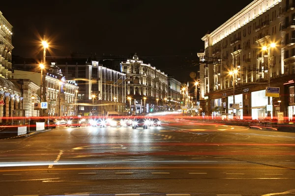 Транспорт автомобилей в центре Москвы (Тверская улица, рядом с Кремлем), Россия — стоковое фото