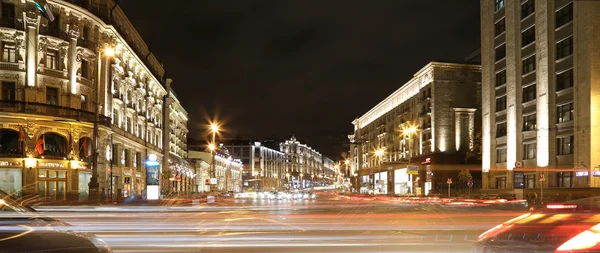 Транспорт автомобилей в центре Москвы (Тверская улица, рядом с Кремлем), Россия — стоковое фото