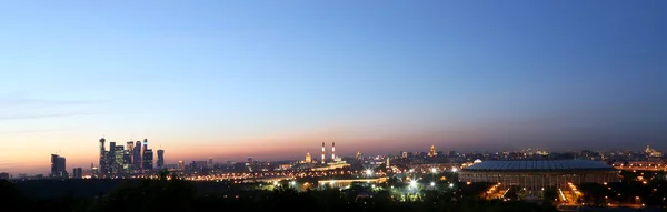 Vista nocturna de Moscú desde una plataforma de observación, Rusia —  Fotos de Stock