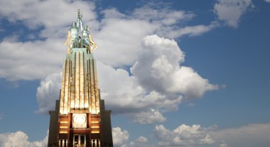 Ünlü Sovyet anıtı Rabochiy i Kolkhoznitsa (İşçi ve Kolkhoz Kadını veya İşçi ve Toplu Çiftçi) heykeltıraş Vera Mukhina, Moskova, Rusya. 1937 'de yapılmış.