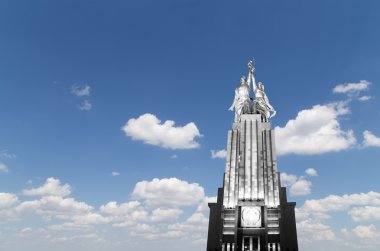 Ünlü Sovyet anıtı Rabochiy i Kolkhoznitsa (İşçi ve Kolkhoz Kadını veya İşçi ve Toplu Çiftçi) heykeltıraş Vera Mukhina, Moskova, Rusya. 1937 'de yapılmış.