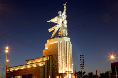 Ünlü Sovyet anıtı Rabochiy i Kolkhoznitsa (İşçi ve Kolkhoz Kadını veya İşçi ve Toplu Çiftçi) heykeltıraş Vera Mukhina, Moskova, Rusya. 1937 'de yapılmış.