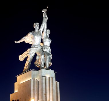 Ünlü Sovyet anıtı Rabochiy i Kolkhoznitsa (İşçi ve Kolkhoz Kadını veya İşçi ve Toplu Çiftçi) heykeltıraş Vera Mukhina, Moskova, Rusya. 1937 'de yapılmış.