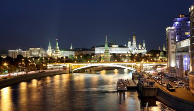 Gece görünümü Moskova Nehri, büyük taş köprü ve Kremlin, Moskova, Rusya Federasyonu
