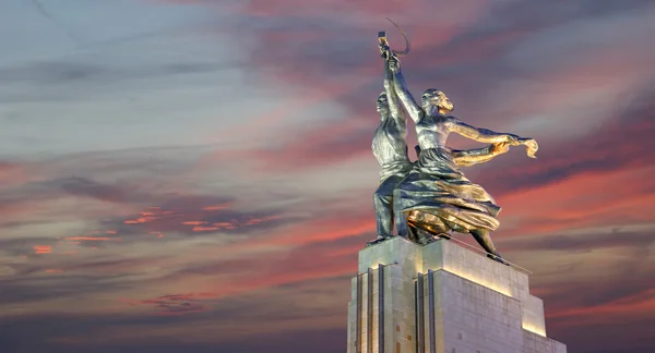 Monumento soviético famoso Rabochiy i Kolkhoznitsa (Trabalhador e Kolkhoz Mulher ou Trabalhador e Agricultor Coletivo) do escultor Vera Mukhina, Moscou, Rússia. Feito de em 1937 — Fotografia de Stock