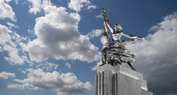 Monumento soviético famoso Rabochiy i Kolkhoznitsa (Trabalhador e Kolkhoz Mulher ou Trabalhador e Agricultor Coletivo) do escultor Vera Mukhina, Moscou, Rússia. Feito de em 1937 — Fotografia de Stock