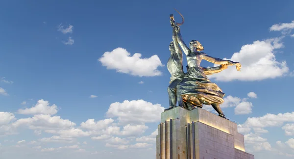 Berömda sovjetiska monumentet Rabochiy i Kolkhoznitsa (Arbetare och Kolkhoz kvinna eller arbetare och kollektiv bonde) skulptör Vera Mukhina, Moskva, Ryssland. Tillverkad 1937 — Stockfoto