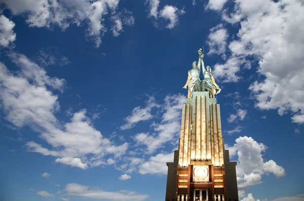 Famous soviet monument Rabochiy i Kolkhoznitsa ( Worker and Kolkhoz Woman or Worker and Collective Farmer) of sculptor Vera Mukhina, Moscow, Russia. Made of in 1937 — Stock Photo, Image