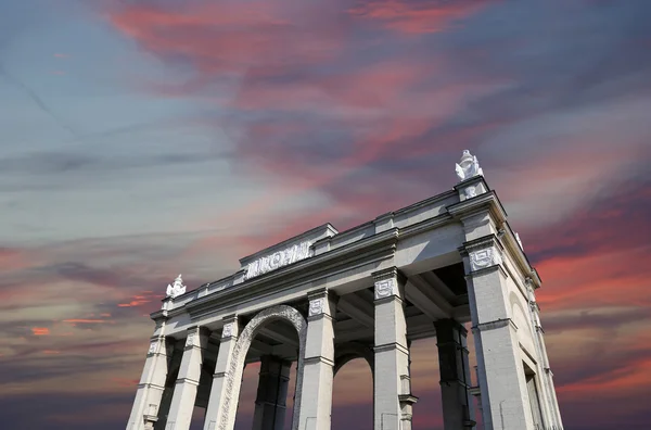 Bezienswaardigheden in het grondgebied van Vdnkh (All-Rusland Exhibition Centre, een afkorting voor All-Russisch Exhibition Center) is een permanente algemene beurs in Moskou, Rusland — Stockfoto