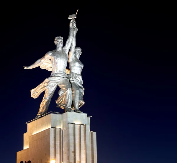 Famous soviet monument Rabochiy i Kolkhoznitsa ( Worker and Kolkhoz Woman or Worker and Collective Farmer) of sculptor Vera Mukhina, Moscow, Russia. Made of in 1937 — Stock Photo, Image