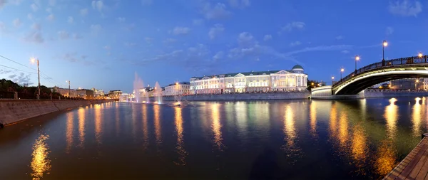 Wgląd nocy (panorama) na kanale drenażu, w pobliżu mostu Łużkow (Trietiakowskiej), Moskwa, Federacja Rosyjska — Zdjęcie stockowe