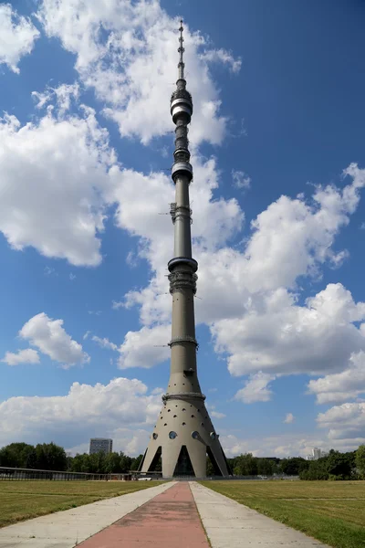 Ostankino television tower in Moscow, Russia. Standing 540.1 meters tall, it was the first free-standing structure in the world to exceed 500 meters in height — Stock Photo, Image