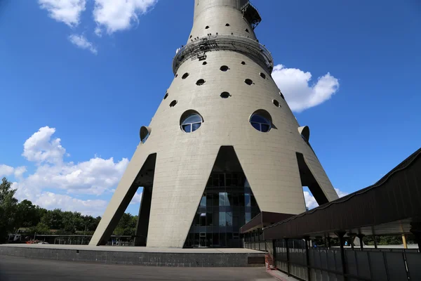 Останкинская телебашня в Москве, Россия. Стоя 550,1 метра в высоту, это было первое отдельно стоящее сооружение в мире, высота которого превысила 500 метров. — стоковое фото