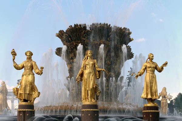 Fontaine Amitié des nations (1951-1954, Le projet de la fontaine par les architectes K. Topuridze et G. Konstantinovsky) -- VDNKH (Centre d'exposition de toute la Russie), Moscou, Russie — Photo