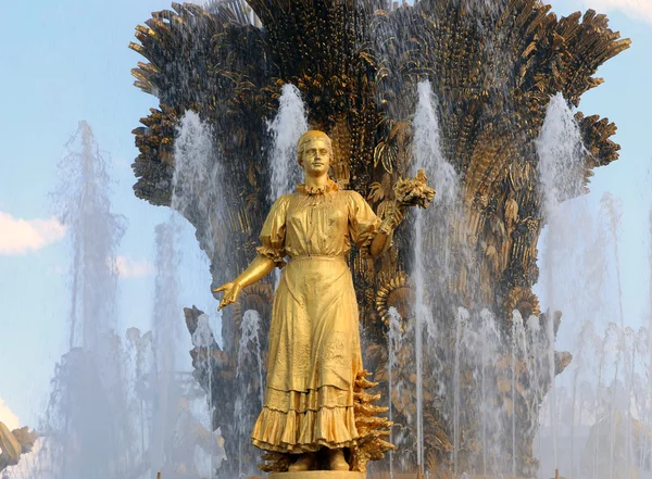 Fountain Friendship of Nations(1951-54, The project of the fountain by architects K. Topuridze and G. Konstantinovsky) -- VDNKH (All-Russia Exhibition Centre), Moscow, Russia — Stock Photo, Image