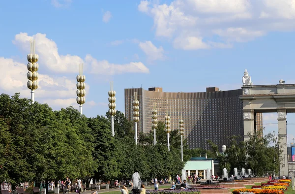 Lugares de interés en el territorio de VDNKh (All-Russia Exhibition Centre, también llamado All-Russian Exhibition Center) es una feria comercial permanente de propósito general en Moscú, Rusia — Foto de Stock