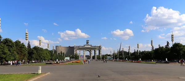 Památky v území Vdnkh (Všeruské výstavní centrum, nazývané také Všeruského výstavního centra) je stálý univerzální obchodní výstava v Moscow, Rusko — Stock fotografie